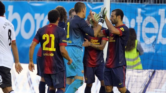 Các cầu thủ Barca ăn mừng chiến thắng...